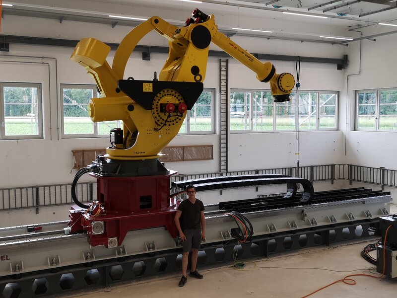 Robot sur le rail comparé à la taille d'un être humain.