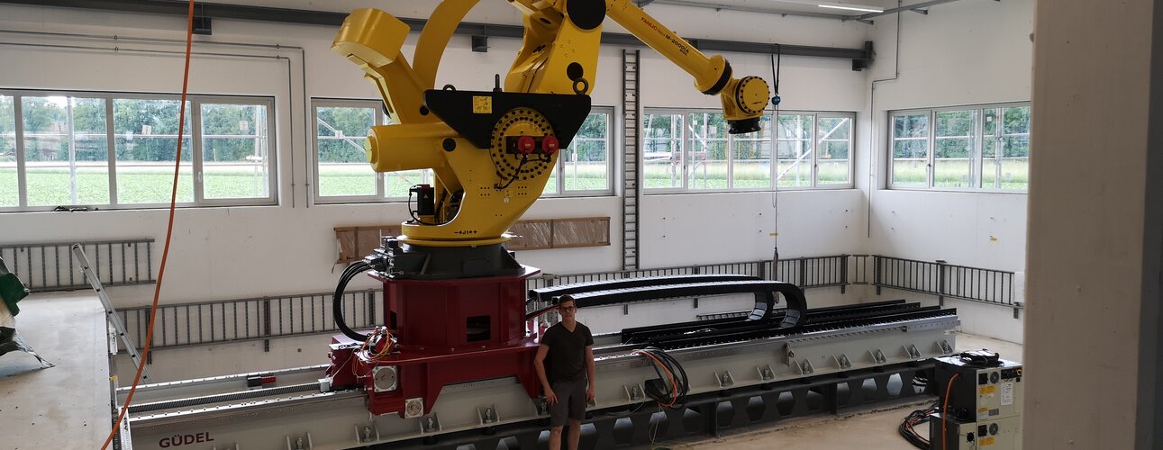 Robot sur le rail comparé à la taille d'un être humain.