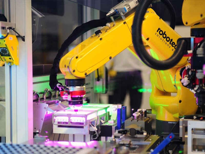 Roboterautomation Lösung mit Industrierobotern von Robotec Solutions AG. 
