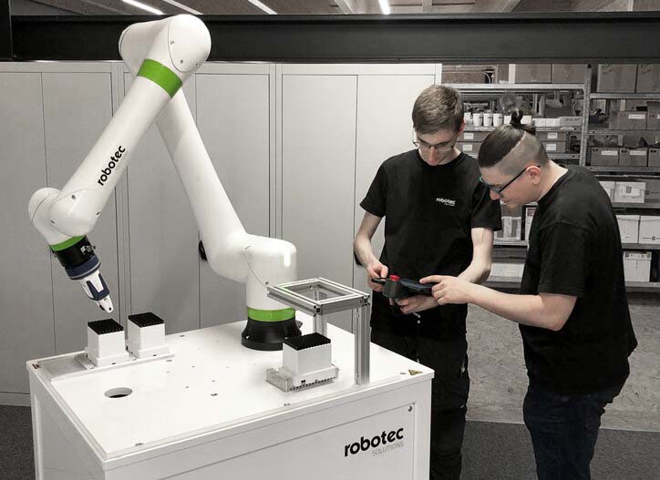 Das Robotec Solutions Team, integriert und programmiert kollaborative Roboter.